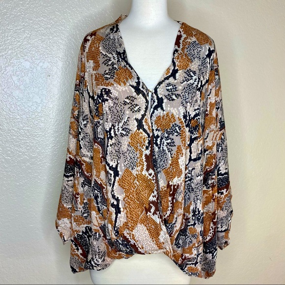 NWT BTFL-life Reptile Print blouse top size L - Picture 1 of 4